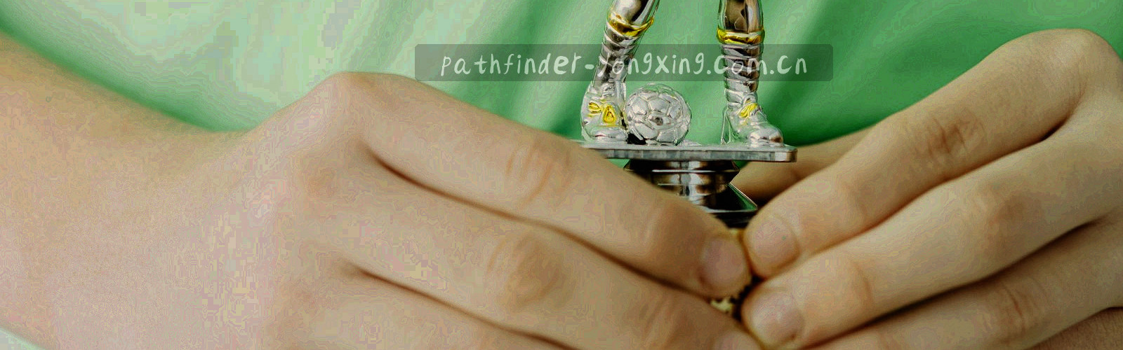 抽象等高线纹理的窄幅底图，冷灰蓝线条层层排列，局部点缀橙色细点表示路线节点