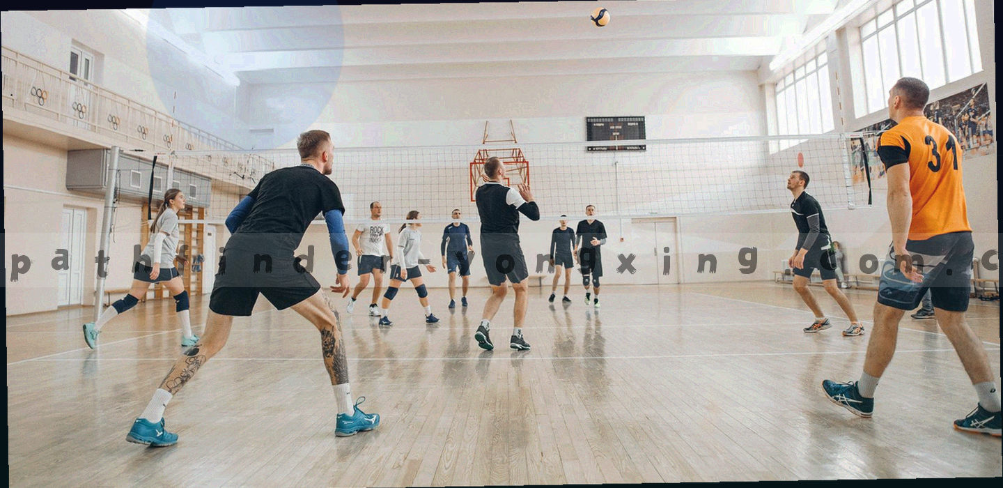 西宁方向的抽象地形与路线纹理，冷色底上延伸出橙色的路线痕迹